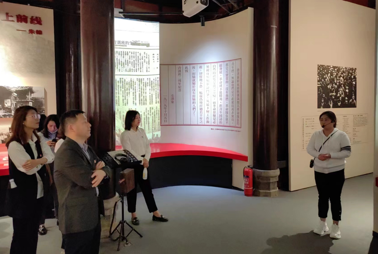 “重溫紅色歲月，弘揚革命精神” ——人力資源中心支部暨投資管理部黨支部主題聯(lián)合黨日活動